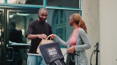 Afrika kökenli Amerikan kuryesi yanlış müşteriye restoran yemeği getiriyor. Adam, bayan çalışana bunun benim emrim olmadığını söylüyor. Servis elemanı hazır yemek siparişinde sorun yaşıyor..