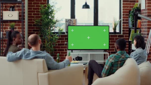 Zróżnicowani Przyjaciele Oglądają Seriale Zielonym Ekranie Używając Odizolowanej Makiety Oglądania — Wideo stockowe
