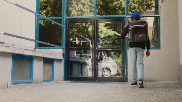 Genç Erkek Yemek Kuryesi Yemek Teslimatı Için Kapıyı Çalıyor Restorandan — Stok video