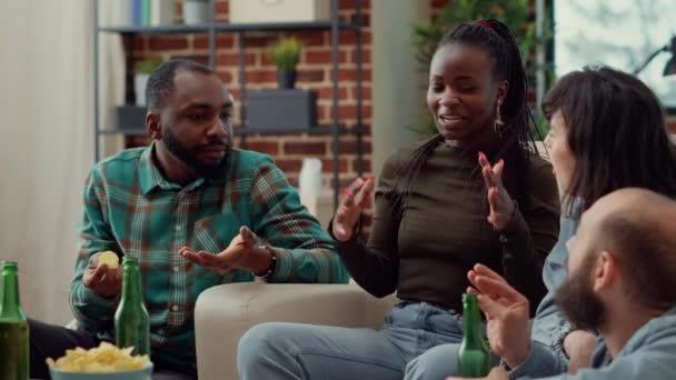 Grupo Multiétnico Amigos Hablando Recuerdos Felices Conversando Bebiendo Alcohol Gente — Vídeos de Stock