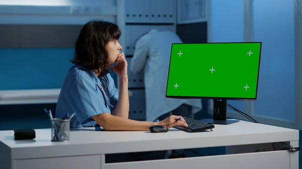 Enfermera Pie Escritorio Mirando Computadora Con Plantilla Pantalla Verde Trabajando — Foto de Stock