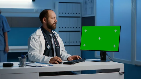 Lékař Zdravotník Pracuje Pozdě Noci Počítači Zelenou Obrazovkou Šablony Kontrolu — Stock fotografie