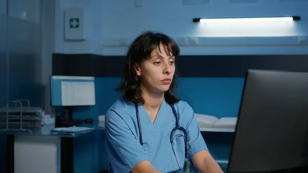 Müder Assistent Der Stundenlang Krankenhausbüro Arbeitet Krankmeldungen Von Patienten Analysieren — Stockfoto