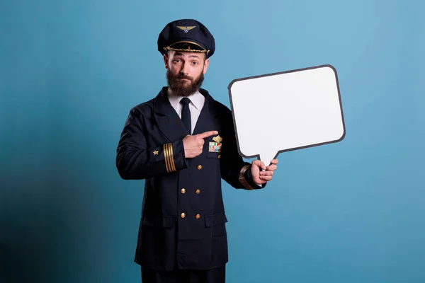 Kapitan Samolotu Wskazuje Palcem Białą Pustą Bańkę Ramkę Komunikacyjną Makietę — Zdjęcie stockowe