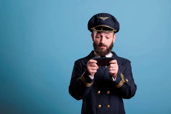 Flugzeugpilot Professioneller Uniform Spielt Handyspiele Auf Dem Smartphone Hält Das — Stockfoto