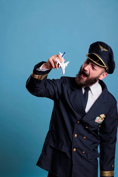 Lächelnder Flieger Uniform Mit Flugzeugmodell Luftfahrtakademie Kapitän Der Mit Flugzeug — Stockfoto