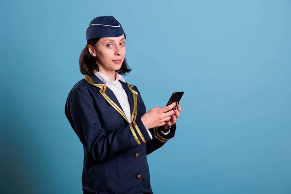 Stewardess Tippt Online Nachricht Auf Smartphone Surft Sozialen Medien Flugbegleiter — Stockfoto