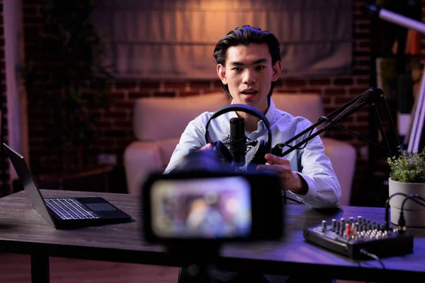 Asijské Vlogger Vysílání Recenzi Produktu Sluchátky Sociálních Médií Kanál Záznam — Stock fotografie