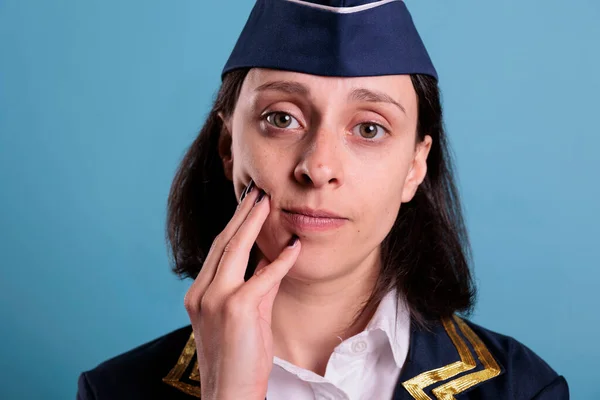 Stewardess Blickt Mit Neutralem Ruhigen Gesichtsausdruck Die Kamera Junge Stewardess — Stockfoto
