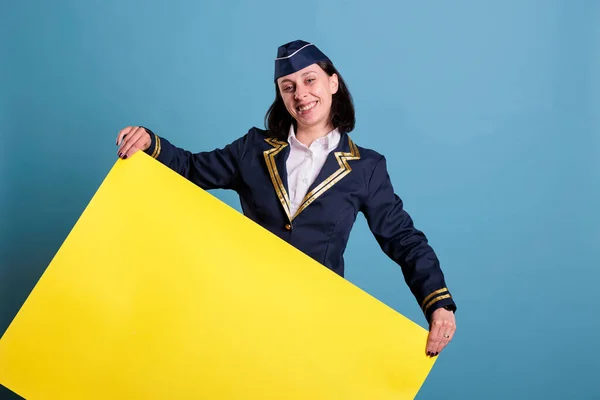 Aeromoça Sorridente Segurando Banner Amarelo Publicidade Vazia Com Espaço Cópia — Fotografia de Stock
