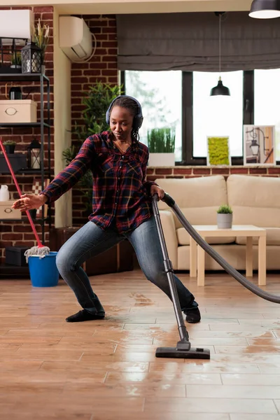 Positive Housewife Enjoying Spring Cleaning Home Singing While Vacuuming Living — Stock Photo, Image
