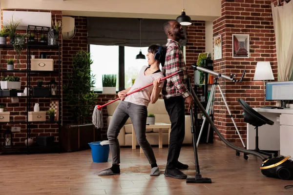 Modern Evdeki Oturma Odasında Yerleri Paspaslayan Elektrikli Süpürge Makinesiyle Dans — Stok fotoğraf