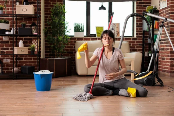 Exhausted Woman Eating Snack While Doing Deep Spring Cleaning Urban — Stock Photo, Image