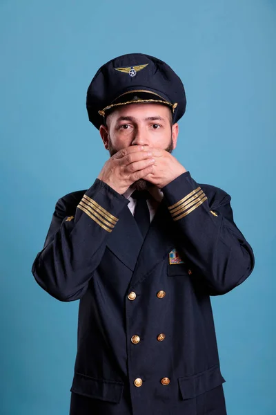 Der Flugkapitän Bedeckt Den Mund Mit Den Händen Zeigt Keine — Stockfoto