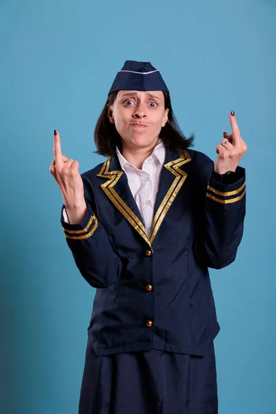 Aggressiv Wütender Flugbegleiter Mit Offensiver Mittelfinger Geste Wütende Stewardess Berufskleidung — Stockfoto