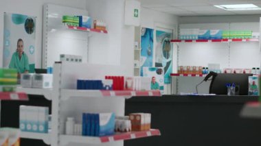 Raflarda ilaç ve tedavi ürünleri bulunan boş eczane perakendecisi, müşteriler tarafından sağlık ilaçları ve eczacılık ürünleri almak için kullanılıyor. İlaçları, ilaçları ve hapları olan bir eczane..