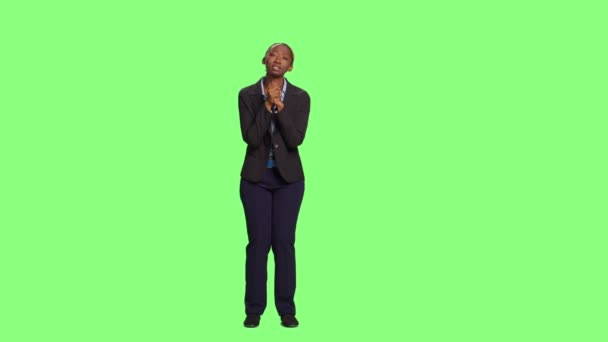 Afro Amerikaanse Bedrijfsmedewerker Biddend Stilte Biddende Handen Full Body Greenscreen — Stockvideo