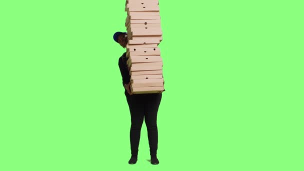 Kurierka Niosąca Pudełka Pizzy Ogromnym Stosie Stojąca Zielonym Tle Całego — Wideo stockowe