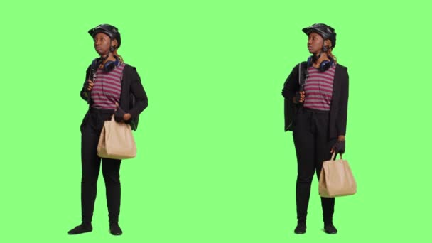 Vrolijke Vrouw Leveren Fastfood Bestelling Paperbag Staande Full Body Greenscreen — Stockvideo