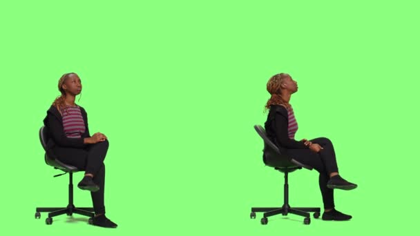 긍정적 소녀는 측면에 의자에 여자가 의자에 앉아서 준비하면서 기다리고 있습니다 — 비디오