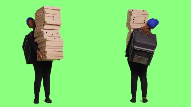 Vrouwelijk Model Met Enorme Stapel Pizza Dozen Maaltijd Leveren Full — Stockvideo