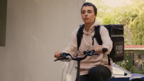 Ung Kvinna Arbetar Som Mat Kurir Och Cykling Utomhus Leverera — Stockvideo