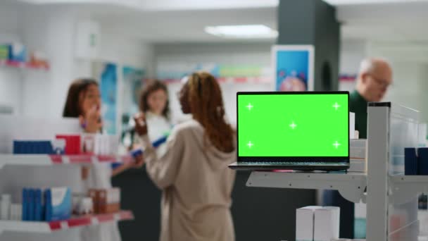 Ноутбук Зеленим Екраном Полицях Аптеки Ізольований Дисплей Копійкою Ключа Хроми — стокове відео