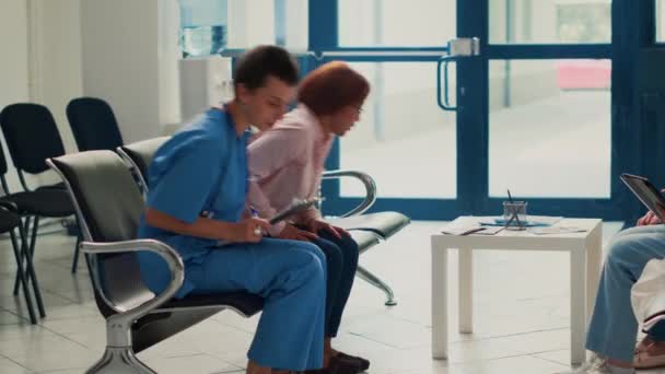 Азиатские Пациенты Сидящие Приемной Помещении Ждут Посетить Осмотр Визит Медсестры — стоковое видео