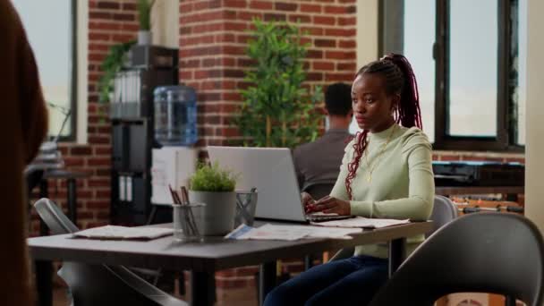 Afro Amerikaanse Vrouw Analyseren Van Grafieken Papieren Laptop Werken Aan — Stockvideo