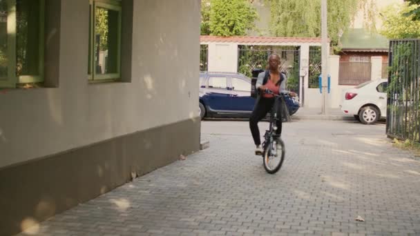 Ofis Girişine Bisikletle Giden Bayan Yemek Kuryesi Termal Sırt Çantasında — Stok video
