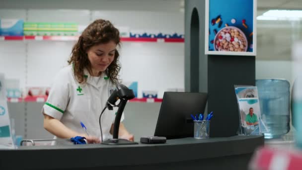 Apothekerin Hilft Kunden Beim Kauf Medizinischer Produkte Scannt Vitamine Nahrungsergänzungsmittel — Stockvideo