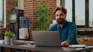 İş adamı, internet üzerinden iş arkadaşlarıyla görüşmek için uzaktan telekonferans sohbetini kullanarak webcam ile çevrimiçi video görüşmesi yapıyor. Video konferans görüşmesinde sohbet, dizüstü bilgisayar telgrafı..