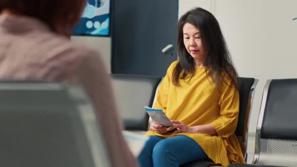 Porträt Einer Asiatischen Frau Die Sich Auf Einen Arzttermin Gesundheitszentrum — Stockvideo