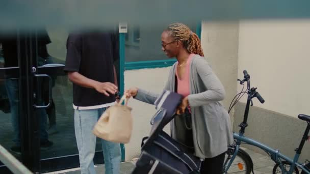 Afrikanisch Amerikanischer Mann Mit Smartwatch Nfc Lebensmittel Bestellen Weibliche Trägerin — Stockvideo