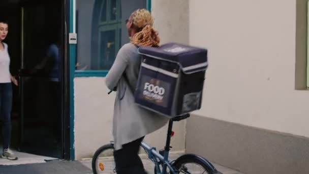 Matleverans Kurir Ger Måltid Paperbag Till Kvinna Leverera Restaurang Mat — Stockvideo