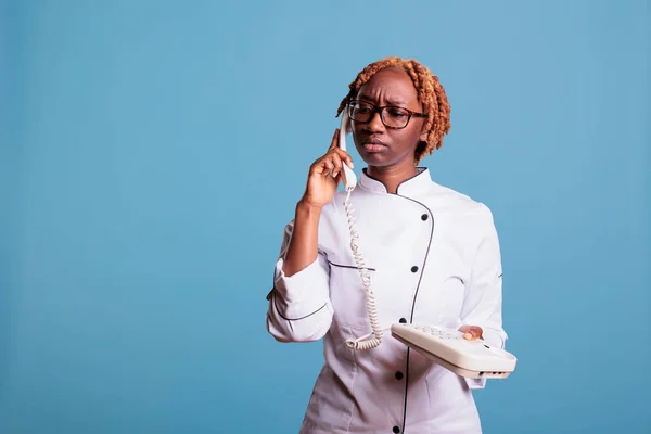 Vrouwelijke Keuken Professional Draagt Uniform Praten Witte Vaste Telefoon Studio — Stockfoto