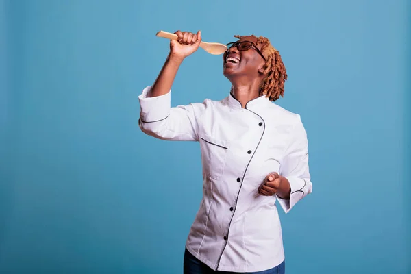 Afro Amerikaanse Vrouwelijke Professionele Chef Kok Draagt Keuken Uniform Zingen — Stockfoto