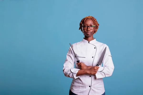 Afro Amerikaanse Chef Kok Met Serieuze Uitdrukking Kijkend Naar Camera — Stockfoto