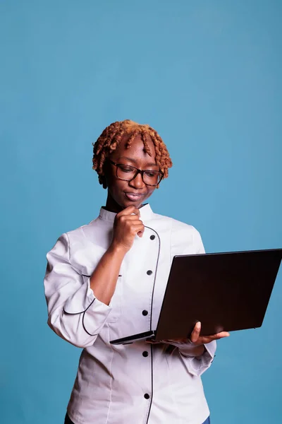 Chef Feminina Vestida Com Uniforme Trabalho Usando Laptop Para Ler — Fotografia de Stock