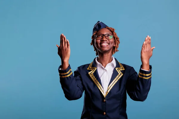 Afro Amerikaanse Stewardess Dankt God Voor Nieuw Vluchtschema Het Werk — Stockfoto