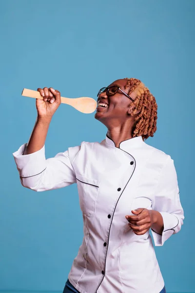 Afro Amerikaanse Vrouwelijke Chef Kok Poseert Graag Met Lepel Verticaal — Stockfoto