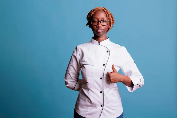 Serieuze Afro Amerikaanse Vrouwelijke Chef Met Duimen Omhoog Kijkend Naar — Stockfoto
