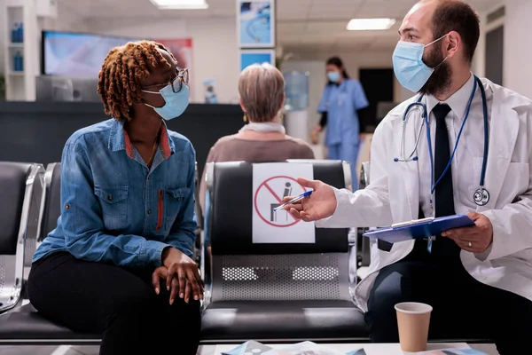 Sağlık Uzmanı Afro Amerikan Bir Hastayı Hastane Odasına Alıyor Klinikteki — Stok fotoğraf