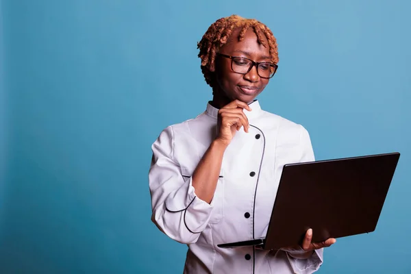 Chef Feminino Afro Americano Com Laptop Procurando Receitas Para Pratos — Fotografia de Stock
