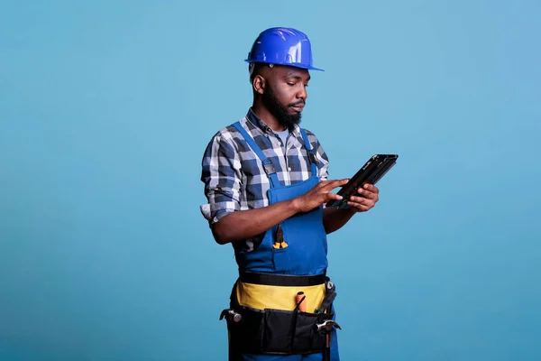Портрет Строителя Работающего Цифровым Планшетом Защитном Шлеме Профессионал Строительства Помощью — стоковое фото