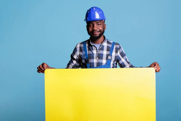 Constructor Optimista Casco Que Sostiene Una Gran Pancarta Amarilla Vacía — Foto de Stock