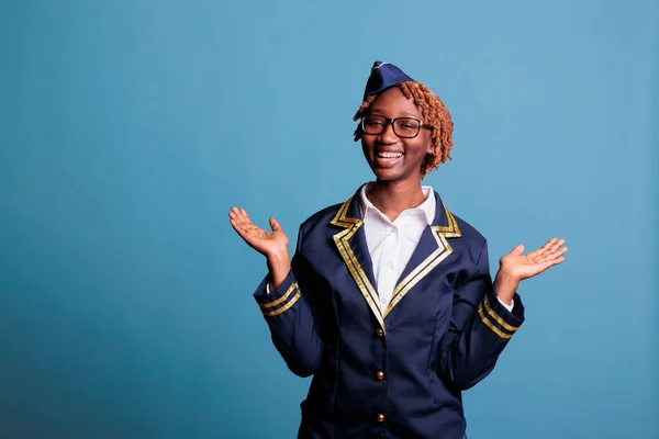 Afro Amerikalı Kadın Uçuş Görevlisi Işte Mutlu Görünüyor Heyecanlı Neşeli — Stok fotoğraf