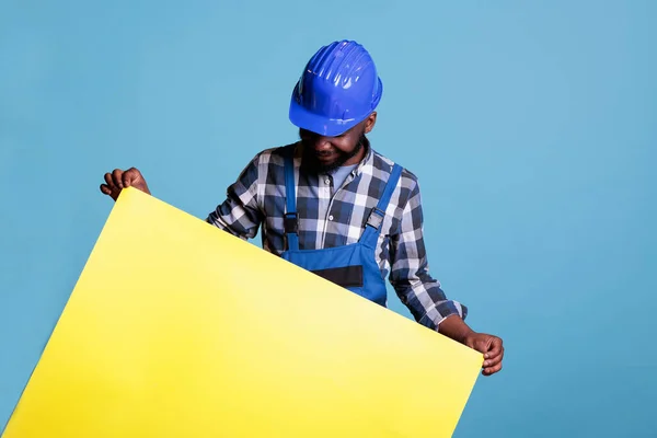 Constructor Mirando Hacia Abajo Gran Panel Amarillo Que Sostiene Para — Foto de Stock