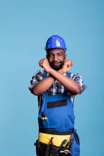 Ogillande Afrikansk Amerikansk Byggare Gör Stopp Gest Med Korsade Armar — Stockfoto