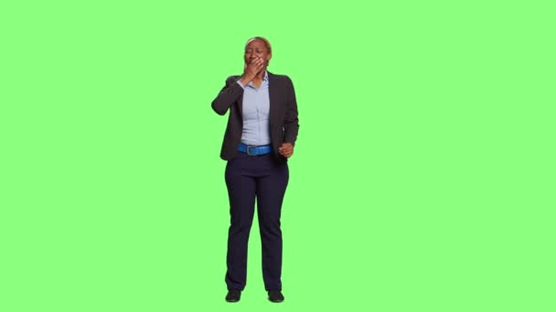 Korporátní Žena Zívá Cítí Únavu Práce Stojí Zeleném Pozadí Obrazovky — Stock video